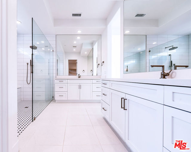 75601 Montage, Palm Desert CA: https://media.crmls.org/mediaz/bbf8934b-9e8b-4a0d-93df-92f760056049.jpg