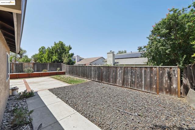2118 Connie Ln, Oakley CA: https://media.crmls.org/mediaz/bbf91413-7107-4ba1-bc6b-b02b9f99baf2.jpg
