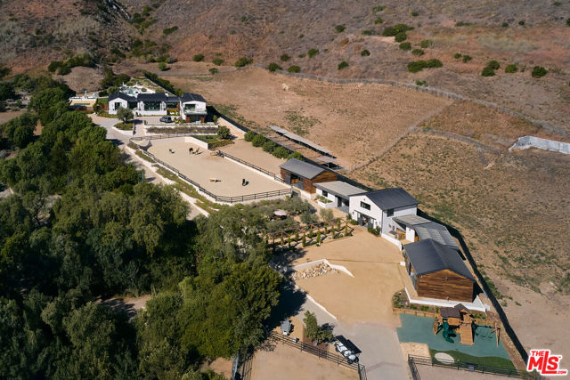 29685 Cuthbert Road, Malibu CA: https://media.crmls.org/mediaz/bbf91cbc-03ec-4687-8b3c-01c0e62c52c4.jpg