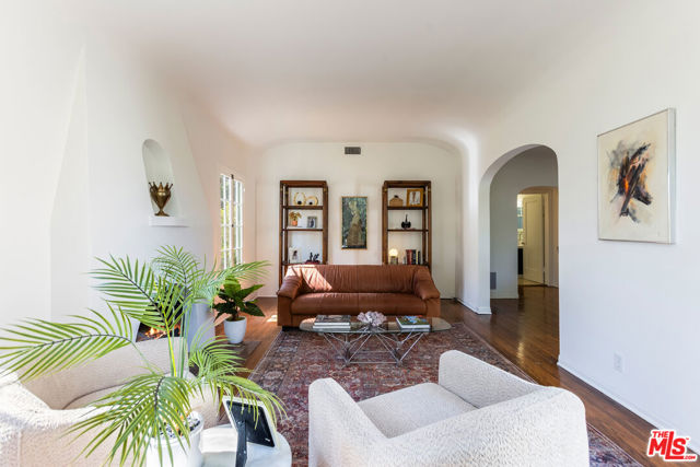 7361 Oakwood Avenue, Los Angeles CA: https://media.crmls.org/mediaz/bbf92782-7bb8-472b-8a44-a1d691826717.jpg
