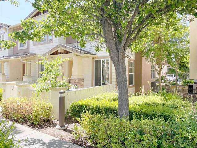 49031 Woodgrove Cmn, Fremont CA: https://media.crmls.org/mediaz/bbfb6d4f-6f82-4896-ba4d-4e20bf012c41.jpg