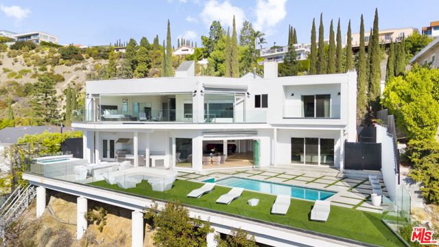 7868 Electra Drive, Los Angeles CA: https://media.crmls.org/mediaz/bbfbc0d7-13a8-4074-84db-f1369606c46d.jpg
