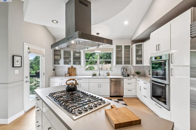 2005 TUNNEL RD, Oakland CA: https://media.crmls.org/mediaz/bbfbdd87-16fc-46d6-8fff-88c7753a191e.jpg
