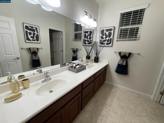4150 Cherry Blossom Ln, Tracy CA: https://media.crmls.org/mediaz/bbfbddb6-70e4-4d9b-8965-80c381ab8eb3.jpg