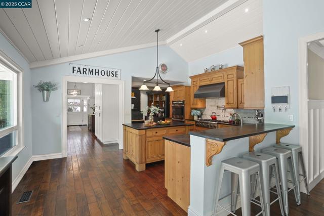 24 Ray Ct, Alamo CA: https://media.crmls.org/mediaz/bbfc7e2f-d7b6-4c2f-90fc-ed49e27b6197.jpg