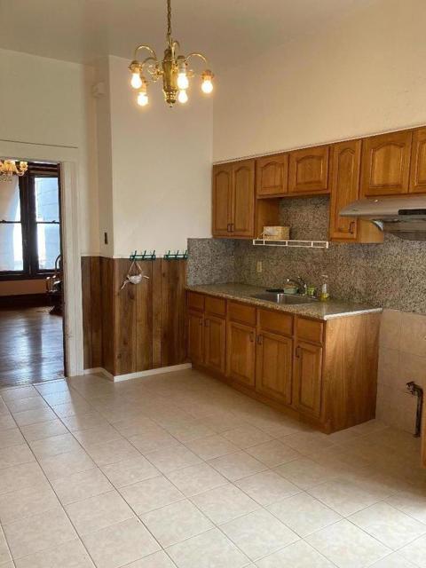 236 6th Avenue, San Francisco CA: https://media.crmls.org/mediaz/bbfc89cb-8ce1-40f4-9504-cd7f189c3723.jpg