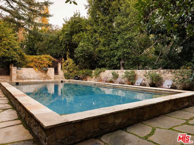 9606 Heather Road, Beverly Hills CA: https://media.crmls.org/mediaz/bbfd1ab2-2c25-4d6b-bb06-011298e6636d.jpg