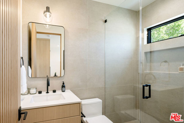 2115 Walnut Avenue, Venice CA: https://media.crmls.org/mediaz/bbfd482b-6e5a-494e-8d93-1d3074b04f6d.jpg
