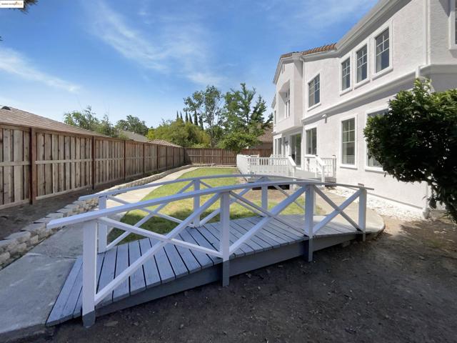 5214 Pavilion Ct, Fairfield CA: https://media.crmls.org/mediaz/bbfe1746-5c56-48ba-8575-48c243fcd242.jpg