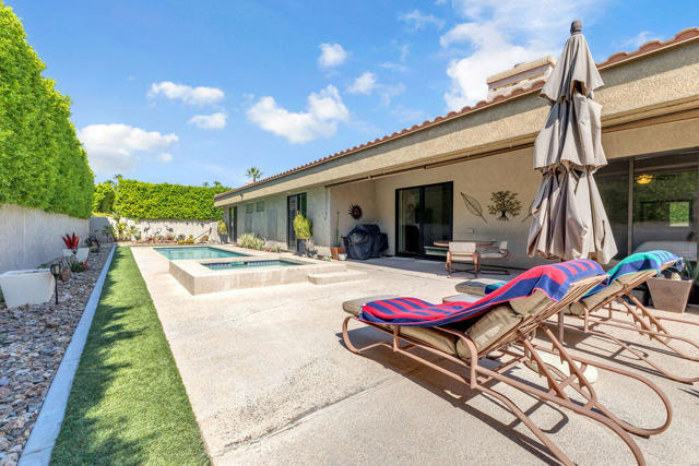 29 El Roble Court, Rancho Mirage CA: https://media.crmls.org/mediaz/bbfe19d6-2e07-4277-826c-b5c2ea4154a2.jpg