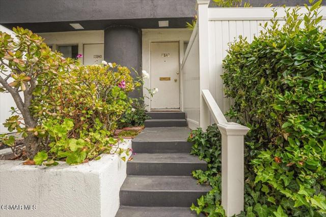 17842 Magnolia Boulevard, Encino CA: https://media.crmls.org/mediaz/bbfec283-c4a0-4151-9155-1462f9b8bcc6.jpg