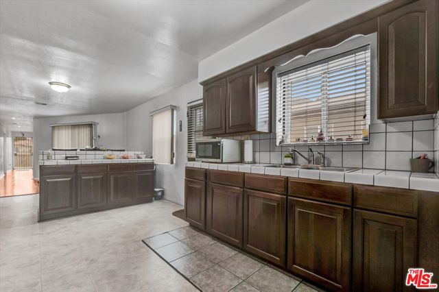 2463 Easy Avenue, Long Beach CA: https://media.crmls.org/mediaz/bbff9093-891f-46aa-8f7d-046141d77a10.jpg