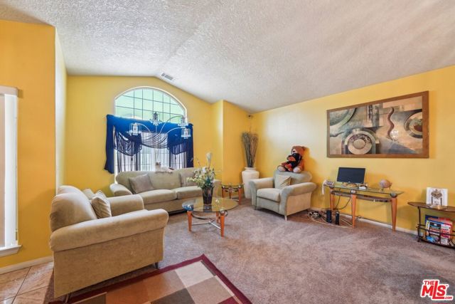 16185 Viho Road, Apple Valley CA: https://media.crmls.org/mediaz/bbffcea5-c3a9-4603-87c4-0e0ed339e7e8.jpg