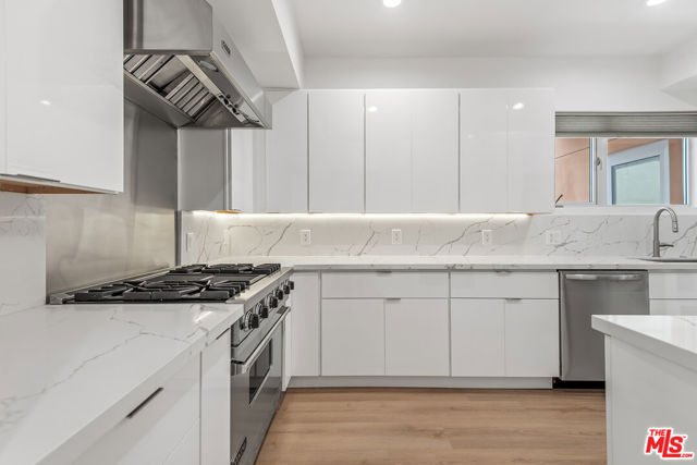 900 N West Knoll Drive, West Hollywood CA: https://media.crmls.org/mediaz/bc006156-5182-4881-b8b6-206166c24706.jpg