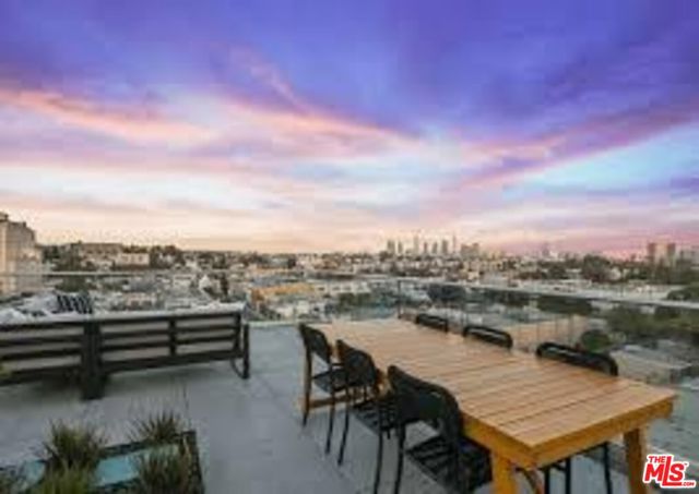 2121 James M Wood Boulevard, Los Angeles CA: https://media.crmls.org/mediaz/bc011446-e0ae-46ed-aa20-95315c72b289.jpg