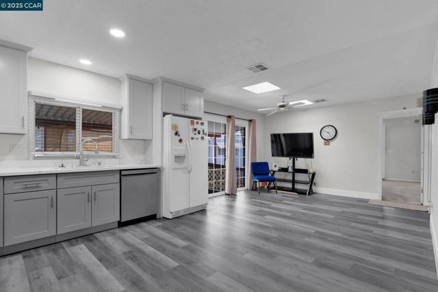 2113 Dalis Drive, Concord CA: https://media.crmls.org/mediaz/bc020021-cc6d-4bdb-a75c-292bff97c763.jpg