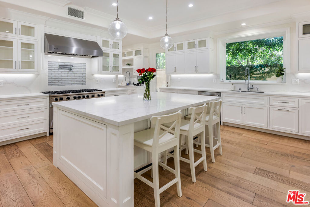 https://media.crmls.org/mediaz/bc031931-ef54-49ee-a350-36e37b466a09.jpg?preset=X-Large