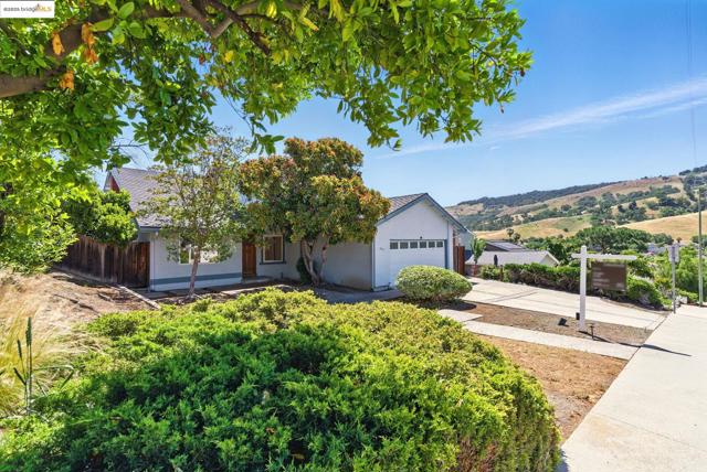 6223 Valroy Dr, San Jose CA: https://media.crmls.org/mediaz/bc03aa82-beb1-4760-966f-b14e65f47322.jpg