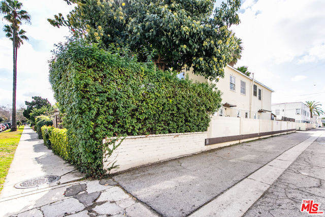 139 N Harper Avenue, Los Angeles CA: https://media.crmls.org/mediaz/bc03db19-2b40-44ff-b717-8620ed99da75.jpg