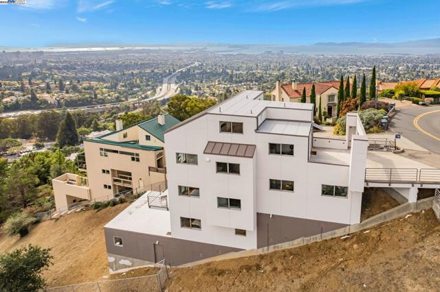 1522 Grand View Drive, Berkeley CA: https://media.crmls.org/mediaz/bc03dc96-bf46-4b1a-8028-3cb519d55264.jpg