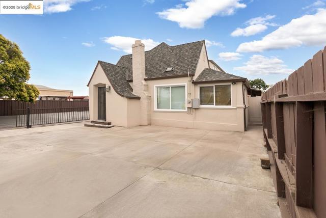 2090 Marina Blvd, San Leandro CA: https://media.crmls.org/mediaz/bc040b7d-cfda-4b3e-80e2-861b4a8da36c.jpg
