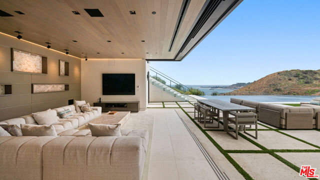 5012 Carbon Beach Terrace, Malibu CA: https://media.crmls.org/mediaz/bc043f8b-9cab-4d98-9823-2e0450a79a49.jpg