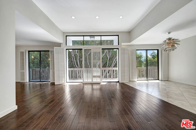 8871 Burton Way, Los Angeles CA: https://media.crmls.org/mediaz/bc0571cb-0531-48ac-b14a-9bbbcf94d05d.jpg