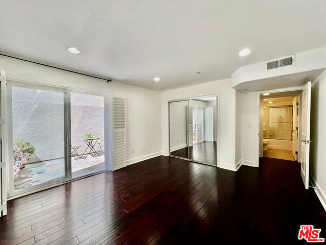 7249 Franklin Avenue, Los Angeles CA: https://media.crmls.org/mediaz/bc05792c-51be-486f-961a-ff423fea4887.jpg