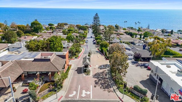 11 S Callecita, Laguna Beach CA: https://media.crmls.org/mediaz/bc05cda7-c7ed-4bab-a621-4f0e35136063.jpg