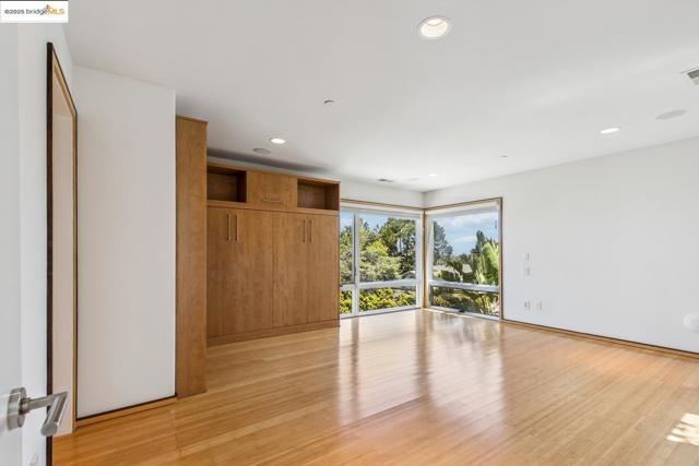 2912 Hillside DR, Burlingame CA: https://media.crmls.org/mediaz/bc063505-a354-483b-b66a-0dd3d09f0164.jpg