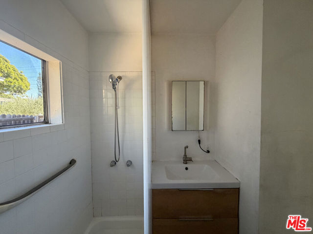819 Pier Avenue photo 10