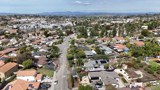 361 E Indian Rock Rd, Vista CA: https://media.crmls.org/mediaz/bc092688-f71f-4d2e-9726-0119199df567.jpg