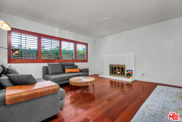 2925 Dona Susana Drive, Studio City CA: https://media.crmls.org/mediaz/bc098444-e933-4094-8d51-edd3985dc587.jpg