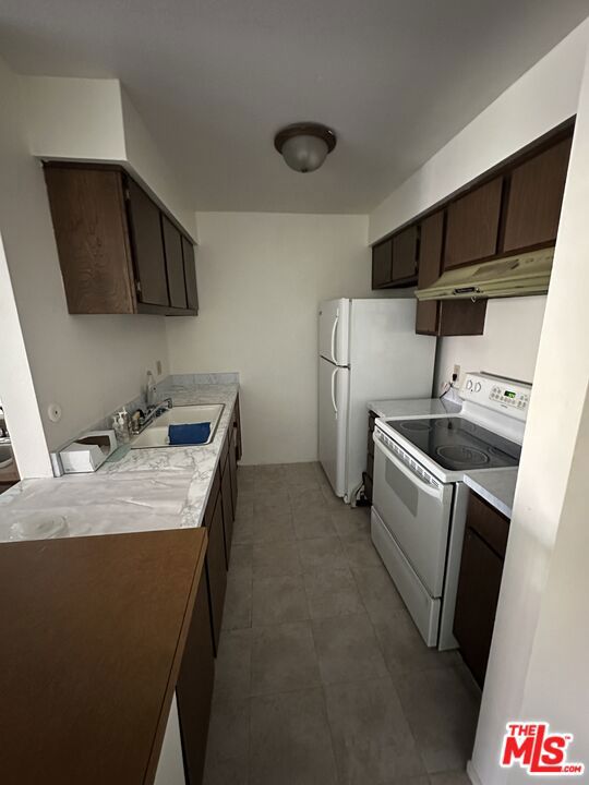 8316 Raintree Circle, Culver City CA: https://media.crmls.org/mediaz/bc0a25c2-a569-4e24-ad2d-4df73ef13c72.jpg