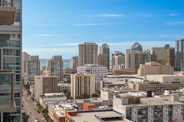 800 The Mark, San Diego CA: https://media.crmls.org/mediaz/bc0a6a46-bf24-4876-81f8-18083efb00cf.jpg