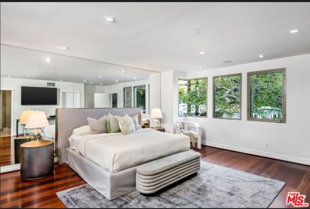 3685 Mandeville Canyon Road, Los Angeles CA: https://media.crmls.org/mediaz/bc0b332a-aa89-4366-bf57-01aa781c0ce1.jpg