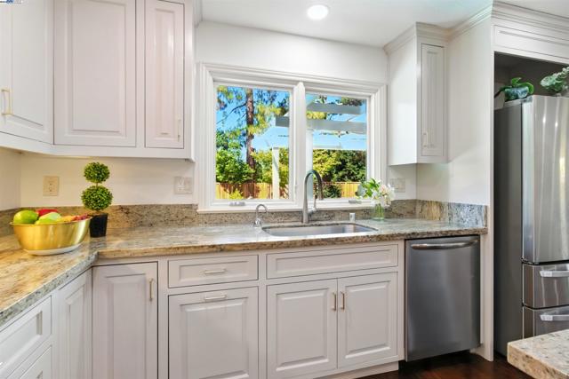 2673 Velvet Way, Walnut Creek CA: https://media.crmls.org/mediaz/bc0bc5b6-082c-4e4b-a60d-410e37319b8a.jpg