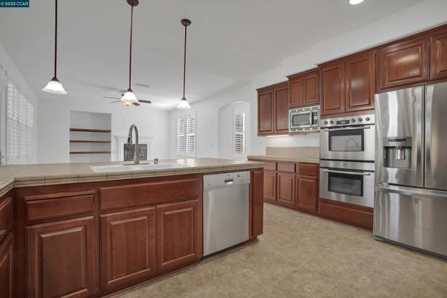 1411 Granite Creek Dr, Patterson CA: https://media.crmls.org/mediaz/bc0bf91a-3250-4f5a-b072-8f24e231637d.jpg