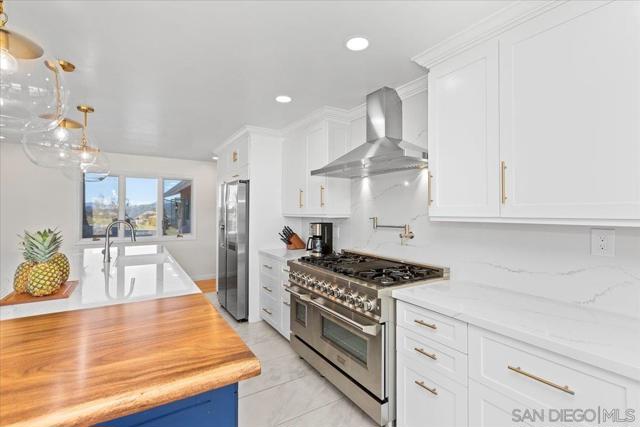 20403 Rancho Villa Rd, Ramona CA: https://media.crmls.org/mediaz/bc0c1537-d26e-4781-b13c-f53f5863b234.jpg