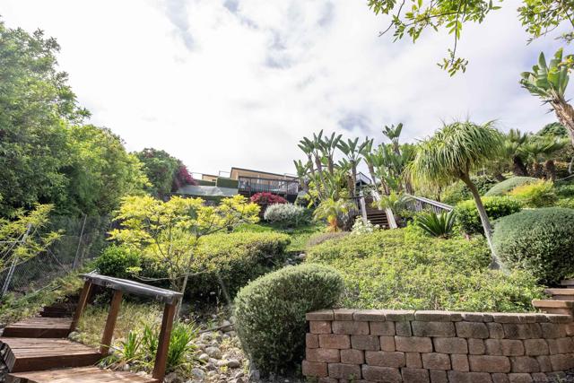 951 Skylark Dr, La Jolla CA: https://media.crmls.org/mediaz/bc0c7b62-4010-4c59-a2c0-247d8d92318c.jpg
