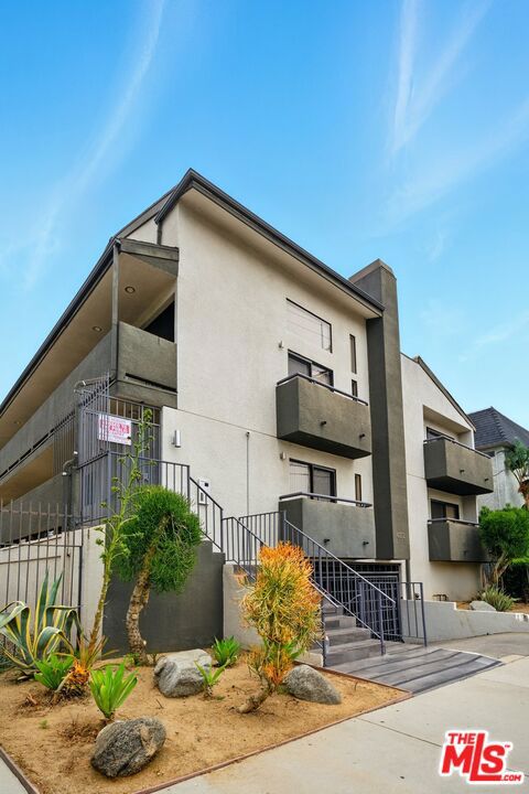 6212 FULTON Avenue, Van Nuys CA: https://media.crmls.org/mediaz/bc0d7f3e-1639-42e4-88f1-1f089c6e57b3.jpg