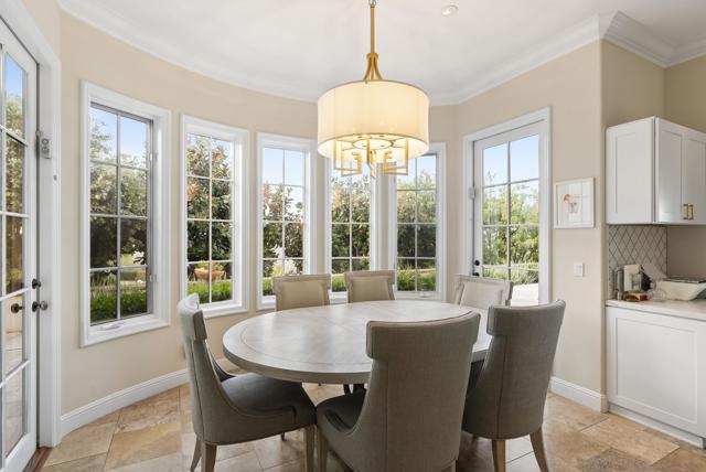 6152 Avenida Del Duque, Rancho Santa Fe CA: https://media.crmls.org/mediaz/bc0d8c39-b436-4c94-a1b7-6a991c0276b3.jpg