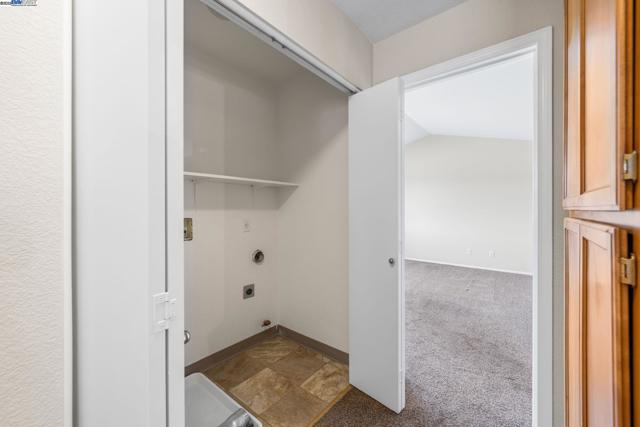 1970 Knollcrest Ln, Tracy CA: https://media.crmls.org/mediaz/bc0db320-85cd-4409-8530-e13260b18b9e.jpg