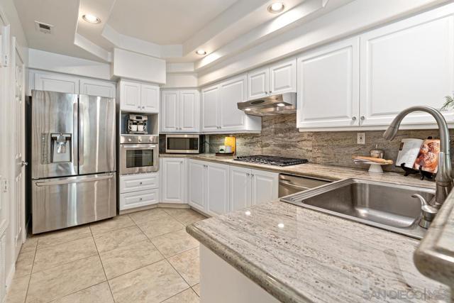 8619 Via Mallorca, La Jolla CA: https://media.crmls.org/mediaz/bc0e5dd0-92a6-428d-8fd2-bf62bb321469.jpg