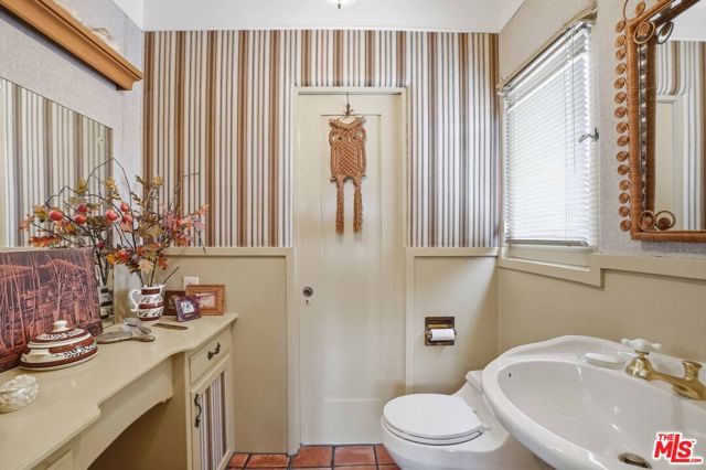 1326 Cordova Avenue, Glendale CA: https://media.crmls.org/mediaz/bc0e9c7a-bf5d-4581-a1ed-97e1e4e5e822.jpg