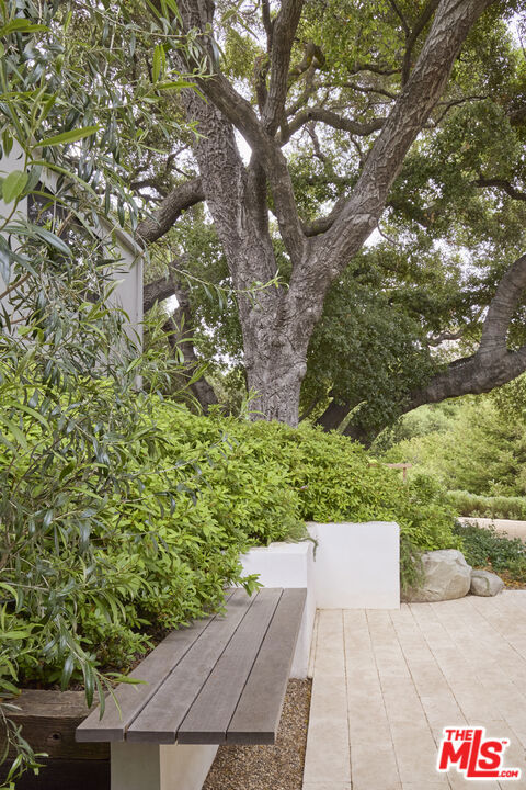 901 Crater Camp Drive, Calabasas CA: https://media.crmls.org/mediaz/bc0f2bc5-1753-4931-b290-fc4c445ff6f2.jpg