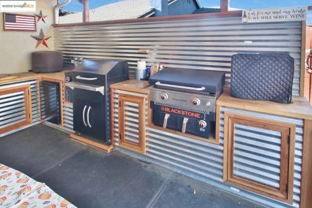 3050 Browning Ct, Brentwood CA: https://media.crmls.org/mediaz/bc0f4dd6-5b17-4a92-82e9-c4b948c902fe.jpg