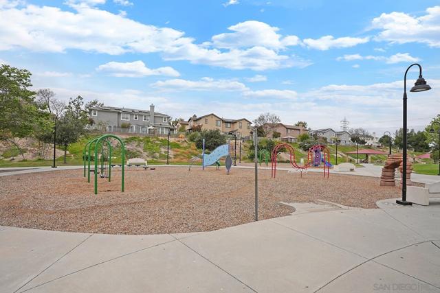 1670 Grasshopper Ln, Chula Vista CA: https://media.crmls.org/mediaz/bc0fe625-5c74-472e-8fe5-d3bf49bd6fc2.jpg