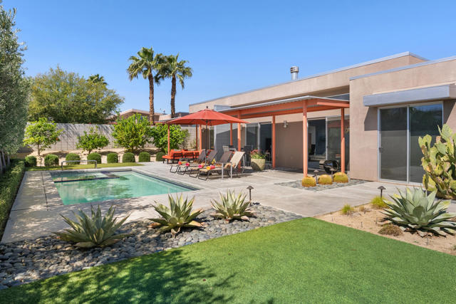 1069 Azure Court, Palm Springs CA: https://media.crmls.org/mediaz/bc10243e-1f68-4c6e-97de-a1f3d01e4fe3.jpg