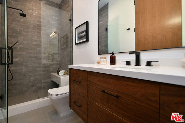 4544 Woodley Avenue, Encino CA: https://media.crmls.org/mediaz/bc109536-b153-43af-9bb1-5139b82a2219.jpg